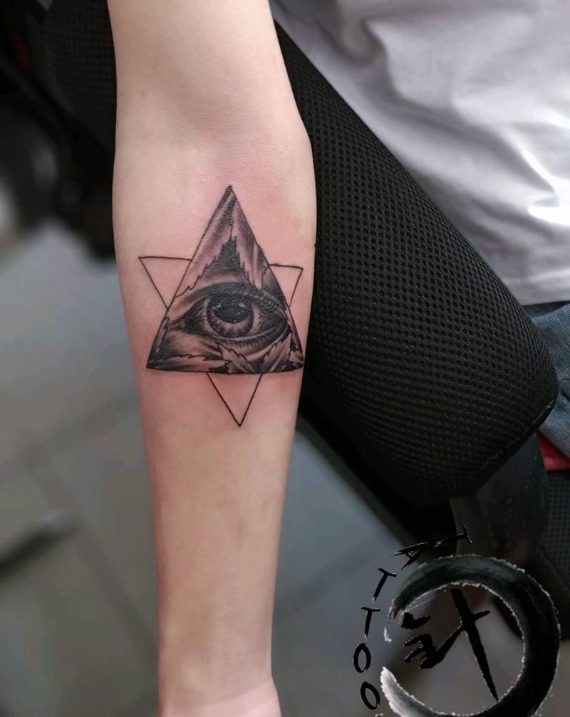 上帝之眼纹身图片_手臂几何欧美写实上帝之眼纹身图案
