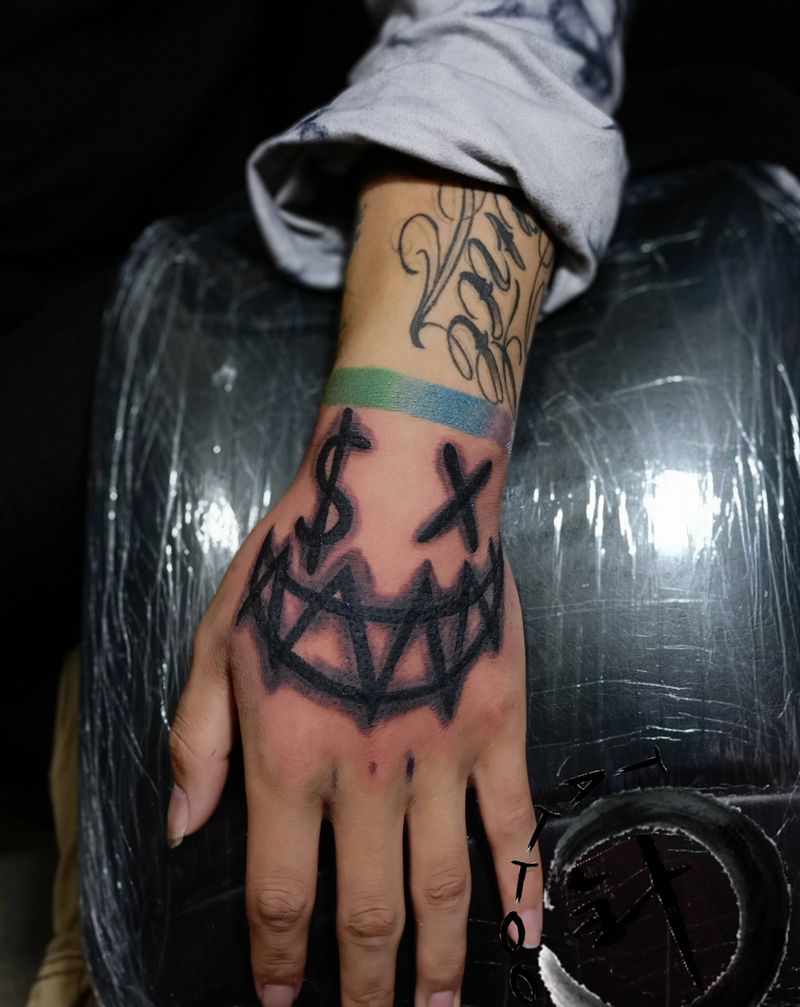 笑脸纹身图片_手部笑脸纹身图案