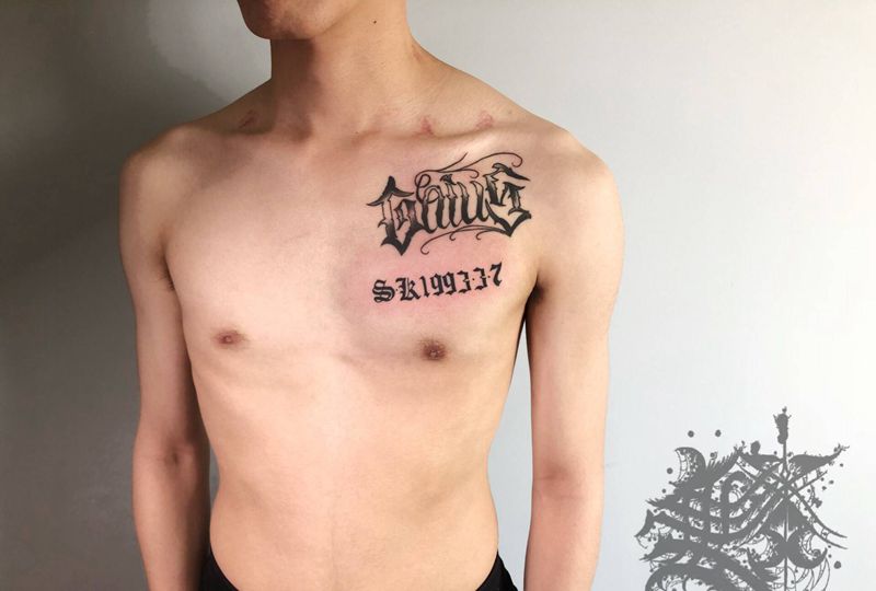 花体纹身图片_胸部纹身图案