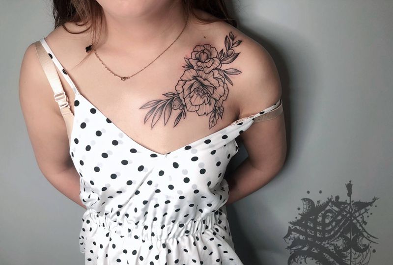 素花纹身图片_胸部纹身图案