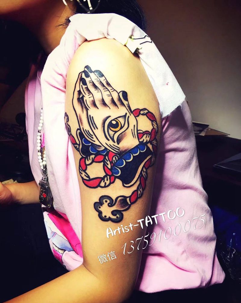 双手合十纹身图片_手部Old School纹身图案