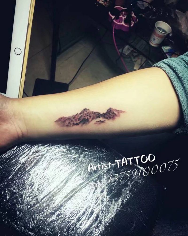 山纹身图片_手部欧美写实New School纹身图案