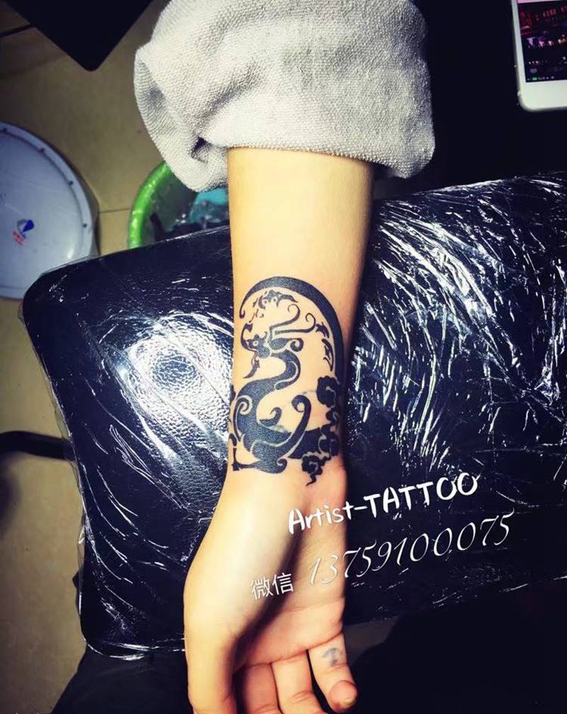 小图腾一枚纹身图片_手部图腾纹身图案