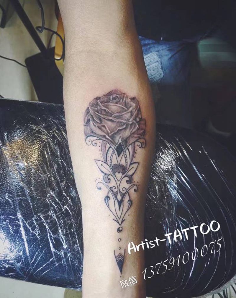 花纹身图片_手部几何欧美写实纹身图案