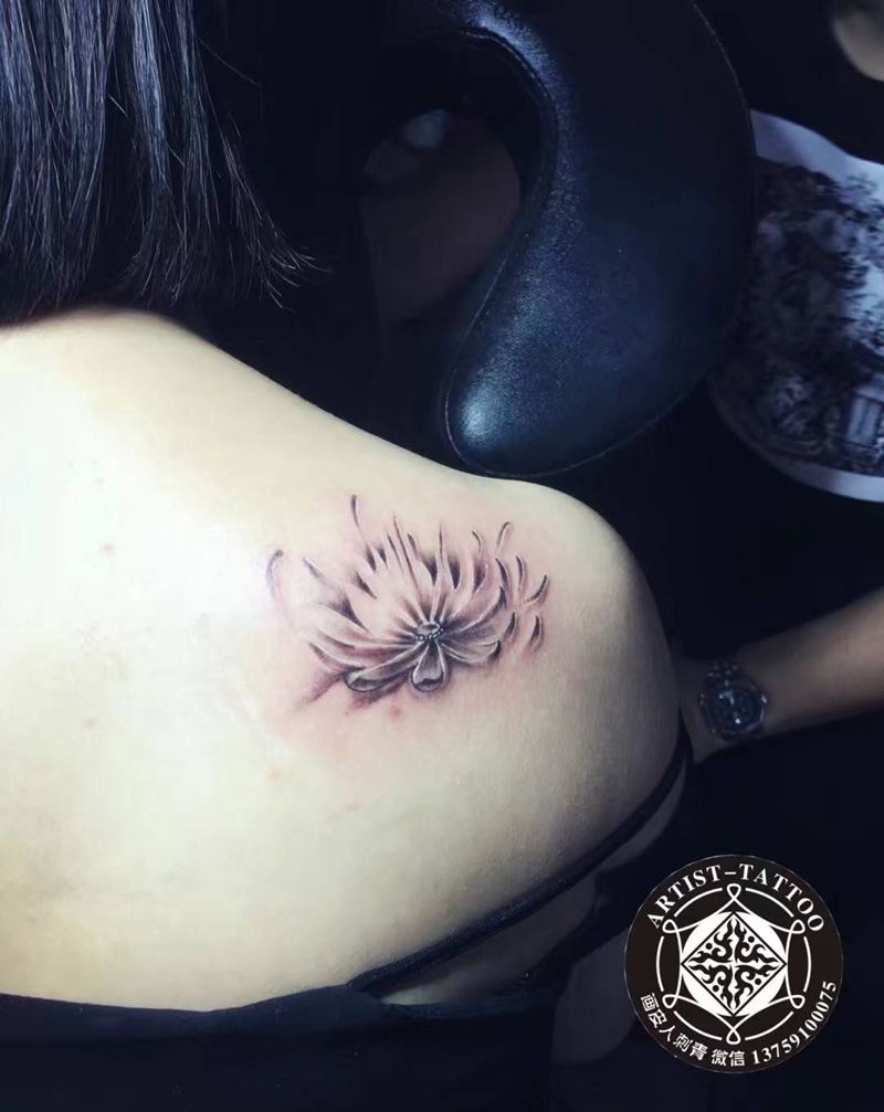 女淡雅莲花纹身图片_肩部欧美写实水墨纹身图案