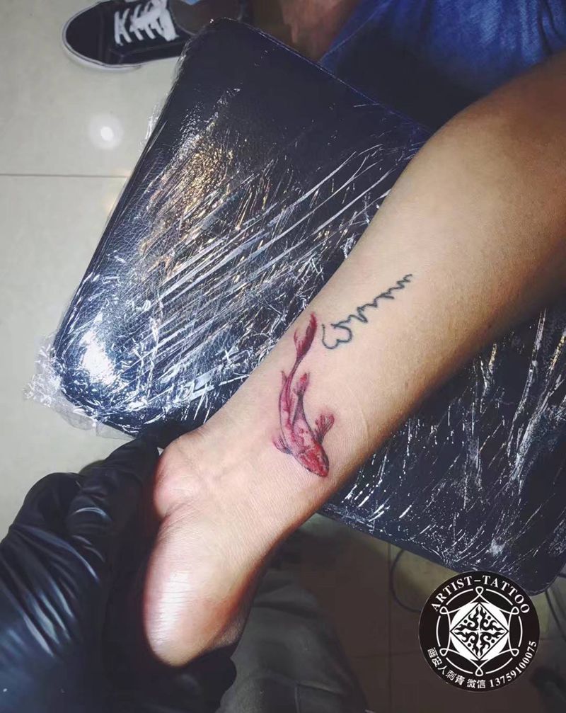 一对小鱼纹身图片_手部水墨纹身图案