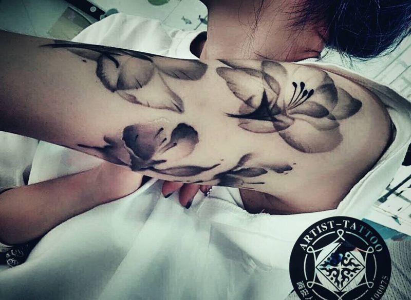 花纹身图片_手部水墨纹身图案