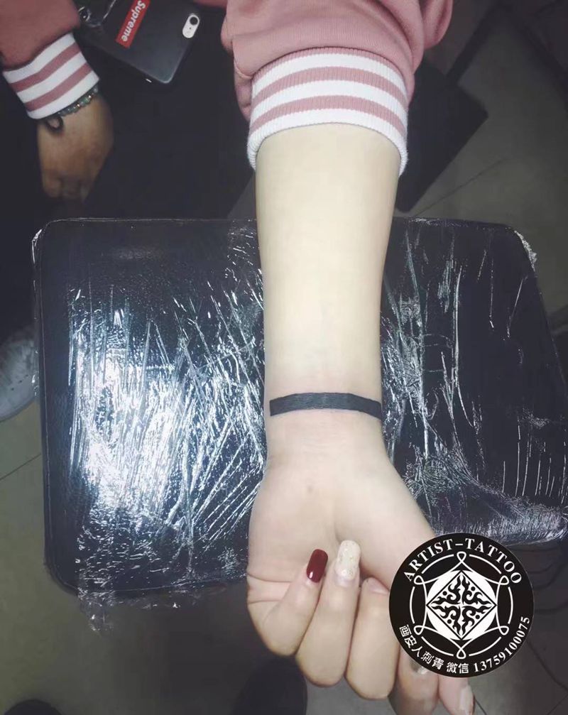 黑色加粗线条纹身图片_手部图腾纹身图案