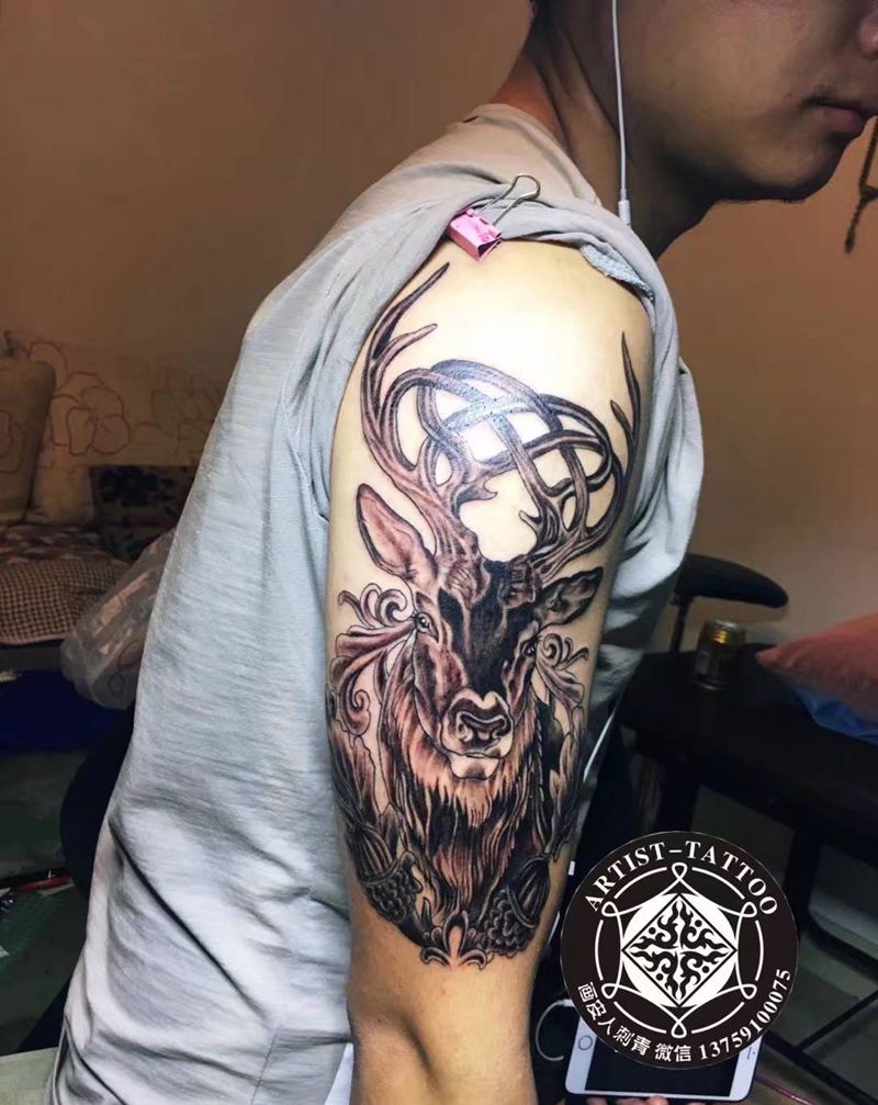 鹿纹身图片_手部新传统纹身图案