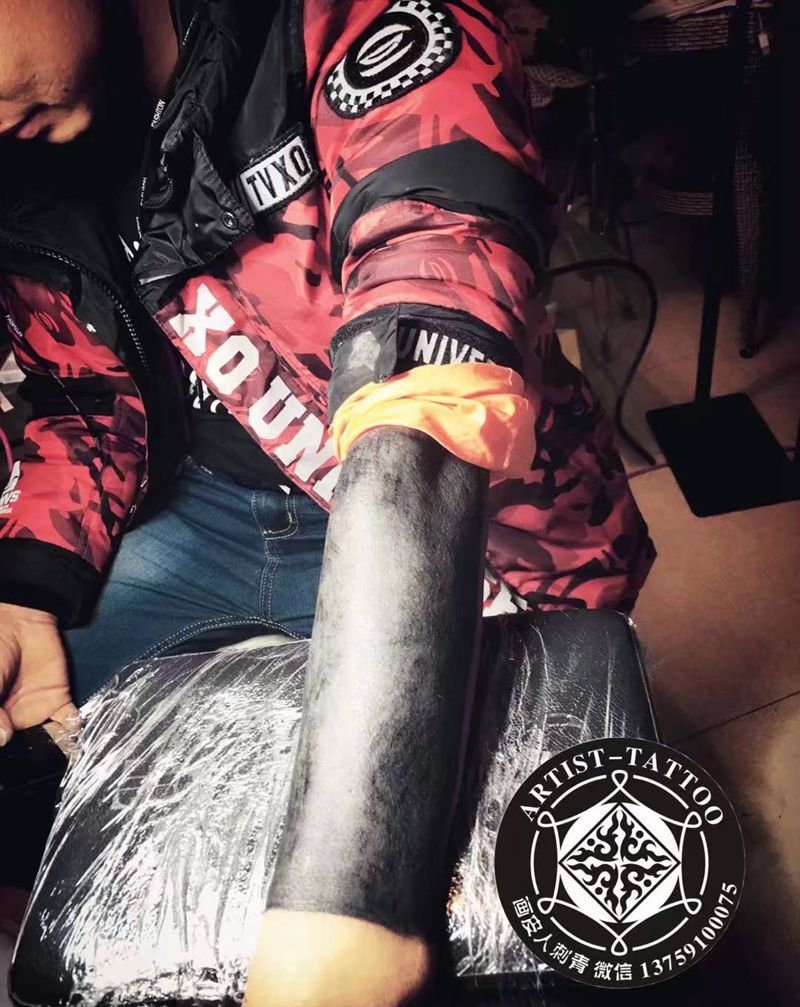 黑臂 刷黑纹身图片_手部Old School老传统纹身图案