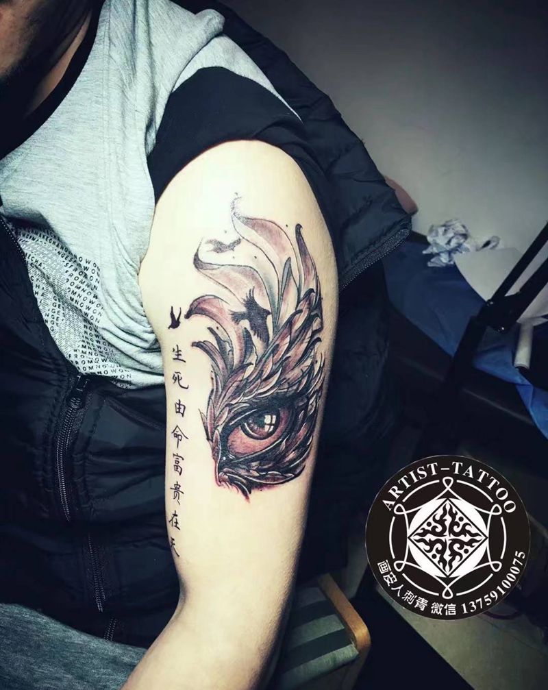 羽毛眼睛纹身图片_手部新传统Old School纹身图案