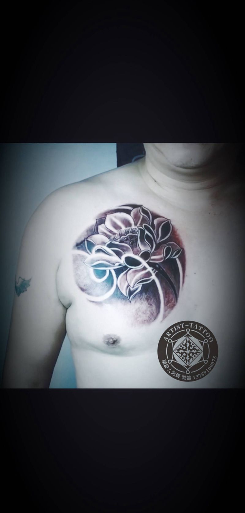 胸口莲花纹身图片_胸部老传统纹身图案