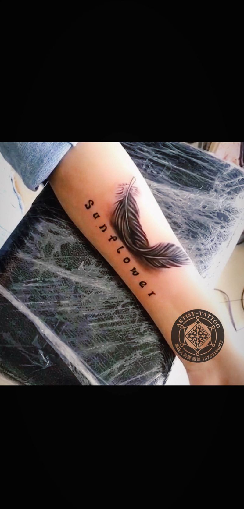 羽毛纹身图片_手部欧美写实纹身图案