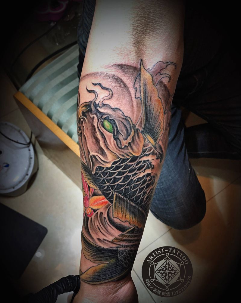 传统鲤鱼纹身图片_手部新传统纹身图案