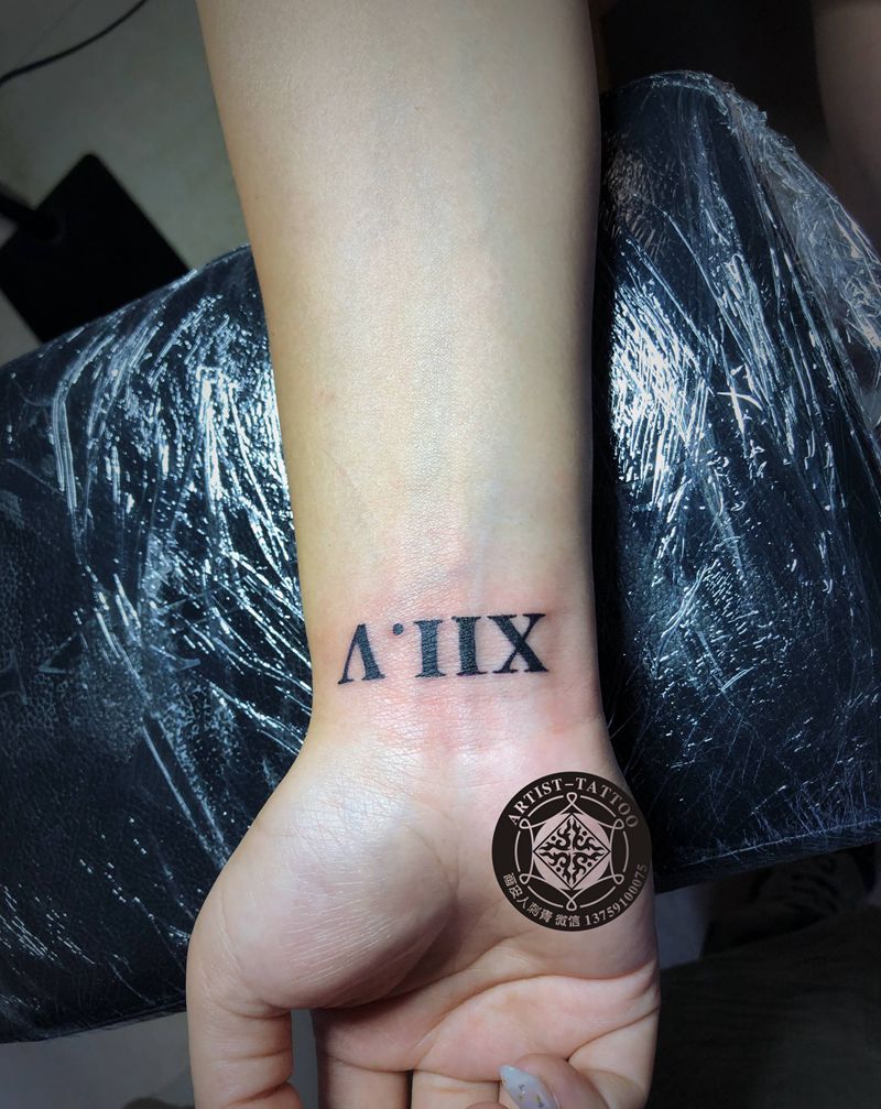 罗马数字纹身图片_手部图腾花体字纹身图案