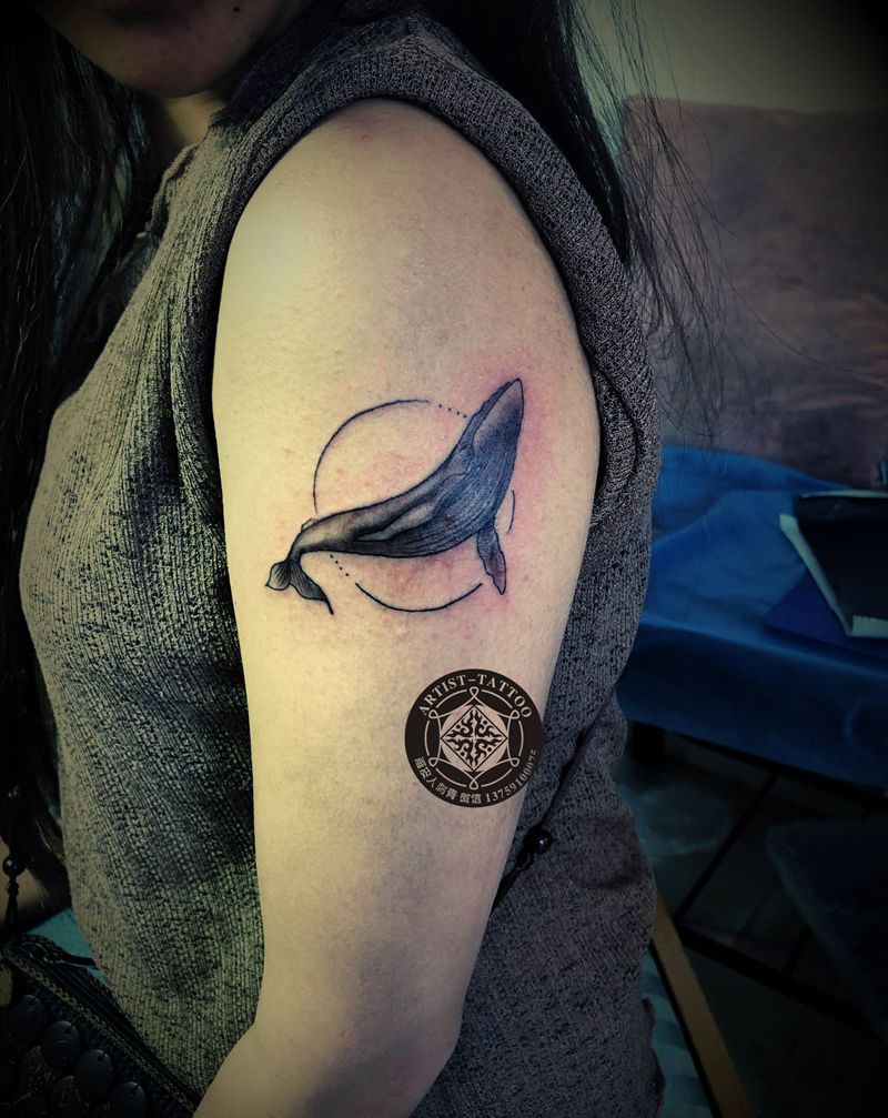 小鲸鱼纹身图片_手部欧美写实纹身图案