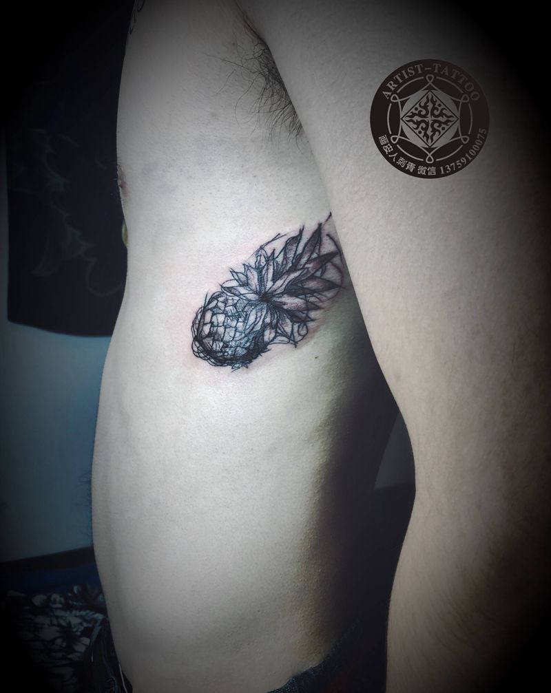 小菠萝纹身图片_腰部几何纹身图案