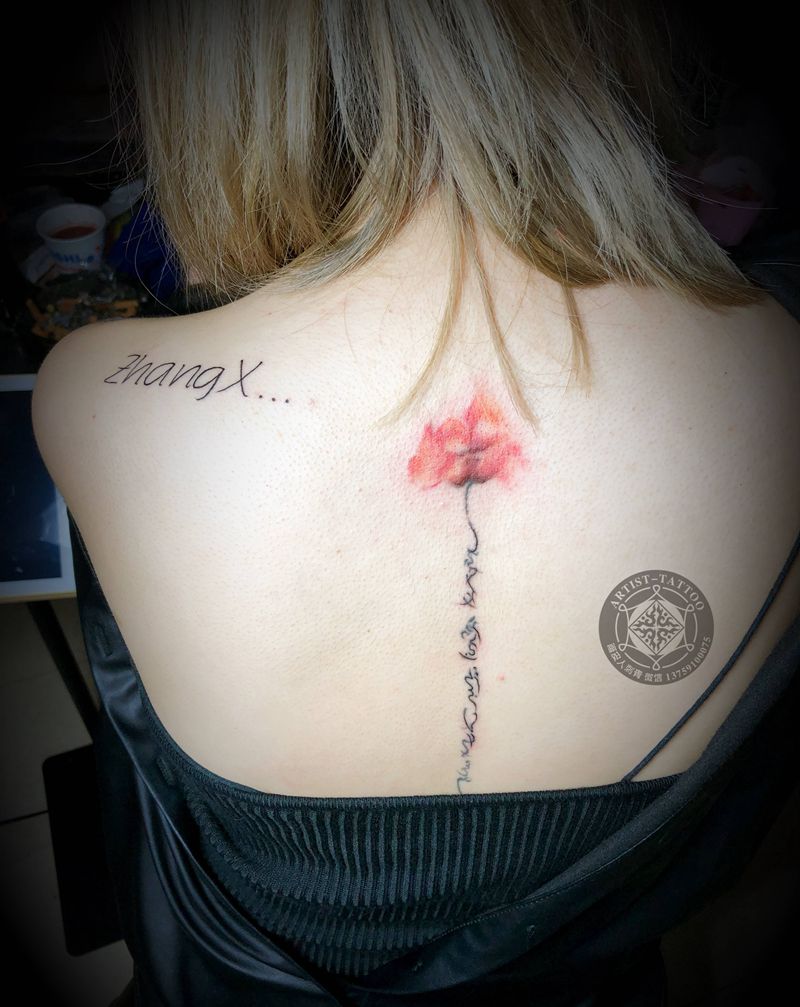 花和字纹身图片_背部欧美写实花体字纹身图案