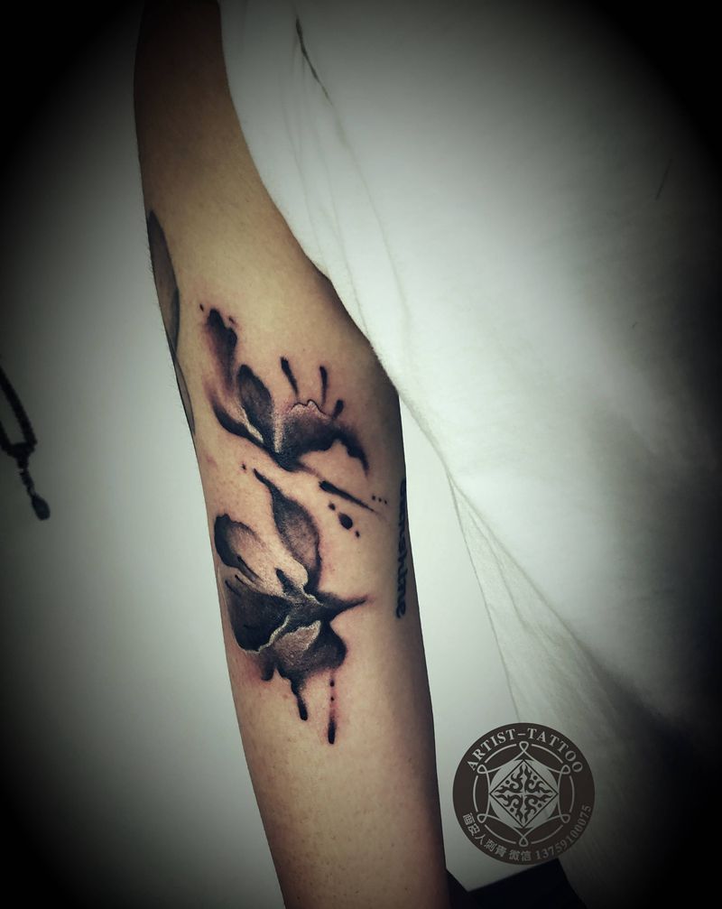水墨花纹身图片_手部水墨纹身图案