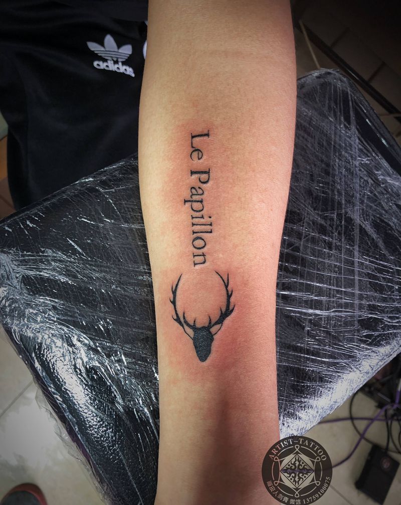 鹿头英文纹身图片_手部图腾花体字纹身图案