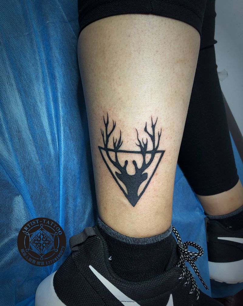 鹿头纹身图片_腿部图腾纹身图案