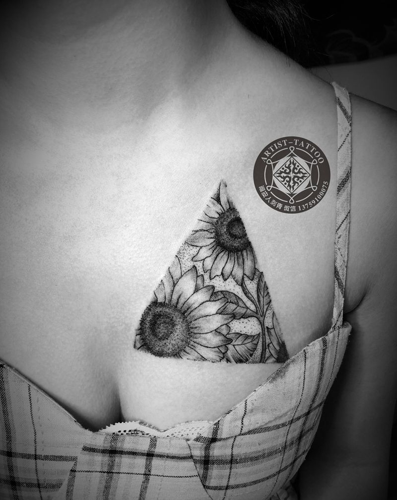 向日葵三角纹身图片_胸部点刺New School纹身图案