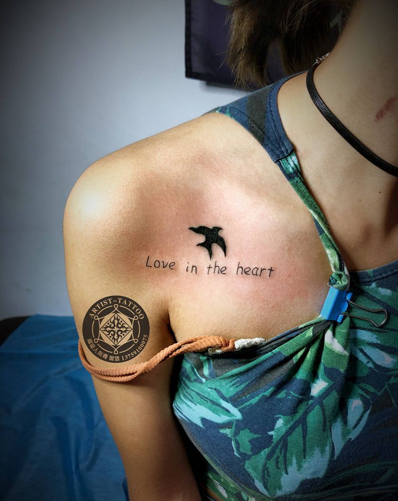 英文小句纹身图片_胸部花体字图腾纹身图案