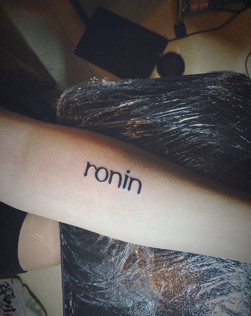 ronin纹身图片_手部花体字图腾纹身图案