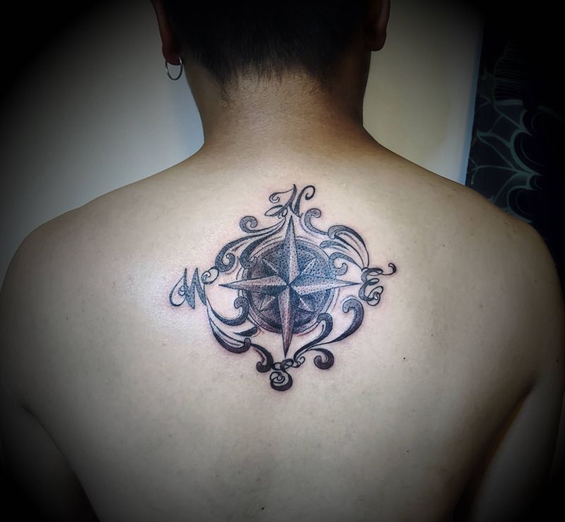 指南针纹身图片_背部Old SchoolNew School纹身图案