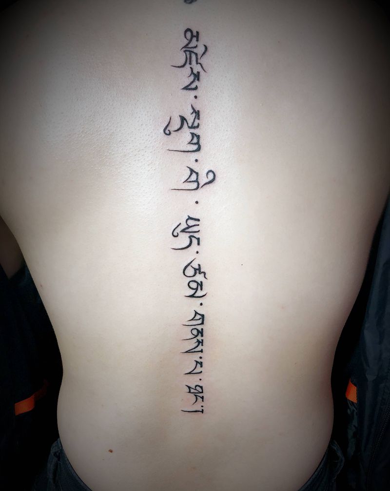 藏文纹身图片_背部图腾花体字纹身图案