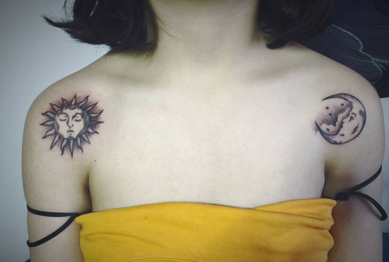 肩挑日月纹身图片_肩部New School点刺纹身图案