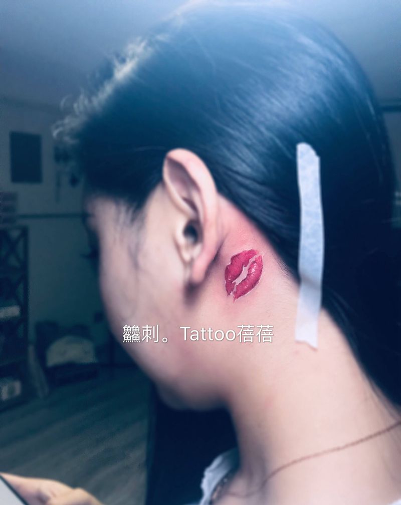 耳语纹身图片_颈部纹身图案