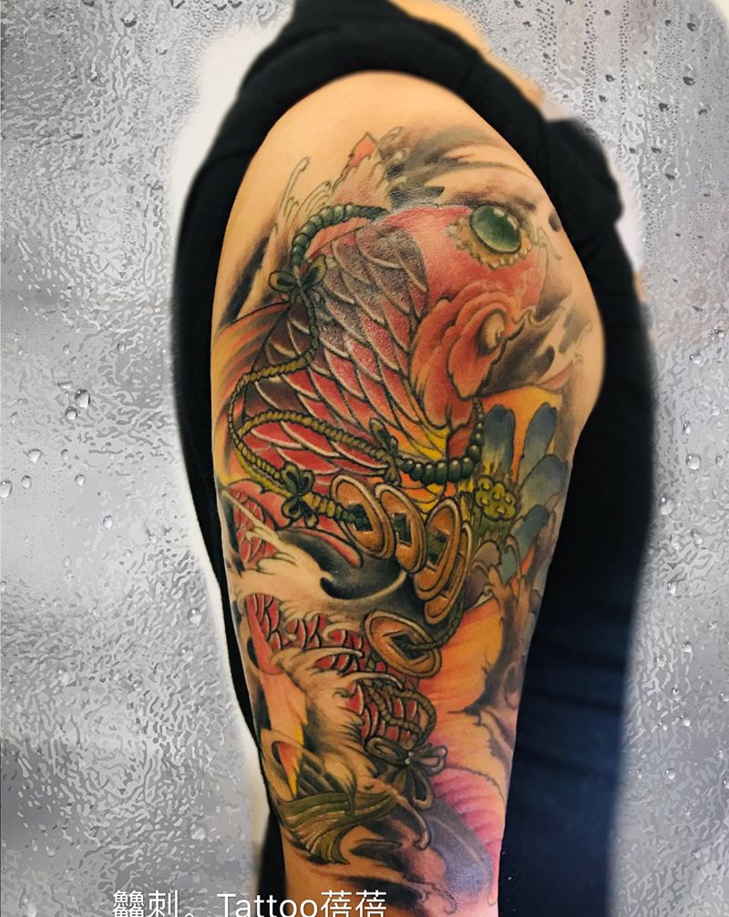 大臂鱼纹身图片_手臂纹身图案