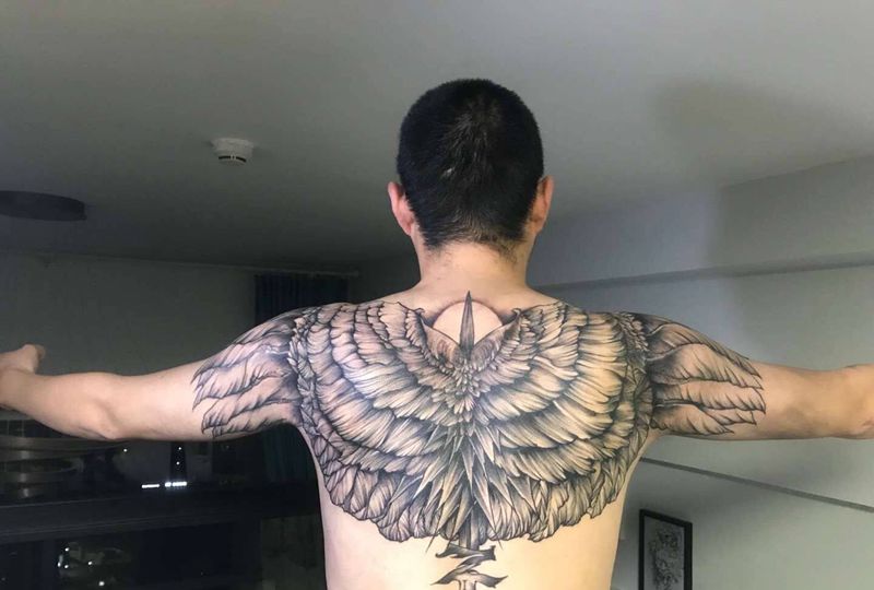 热  未完待续纹身图片_背部点刺纹身图案