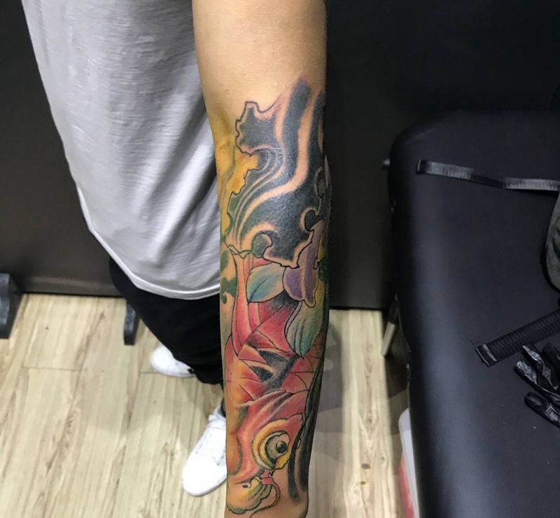 大眼鱼纹身图片_成品手臂传统动物纹身图案