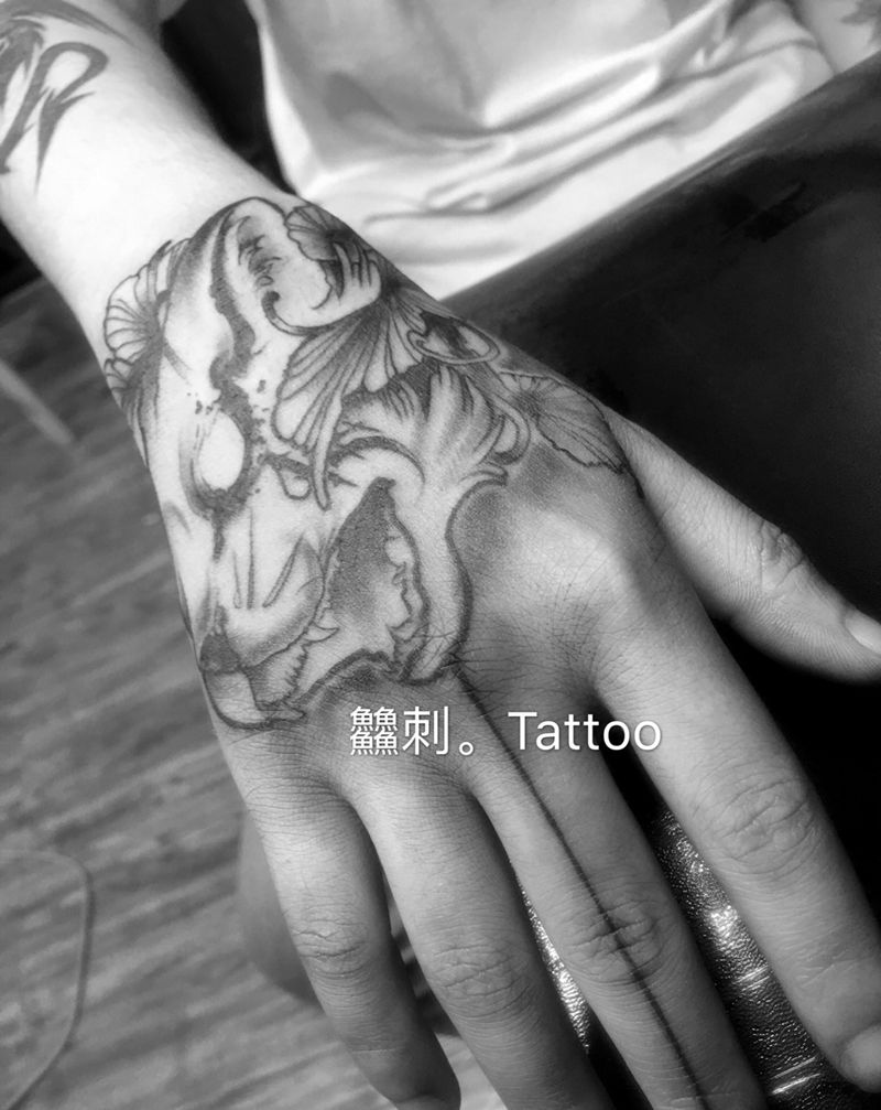 手背猫纹身图片