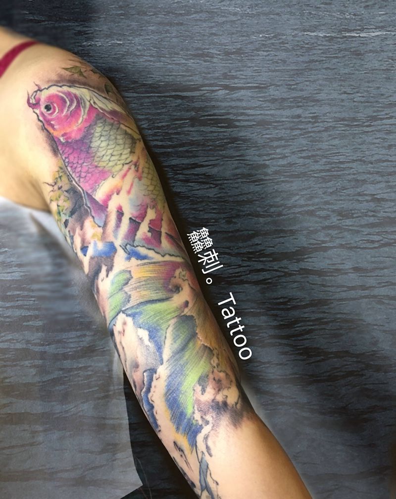 七彩祥鱼纹身图片_手臂新传统水墨纹身图案