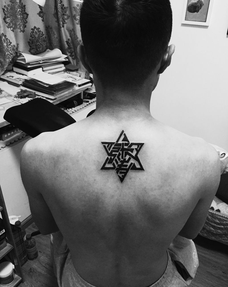 六芒星纹身图片_成品背部字符几何原创纹身图案