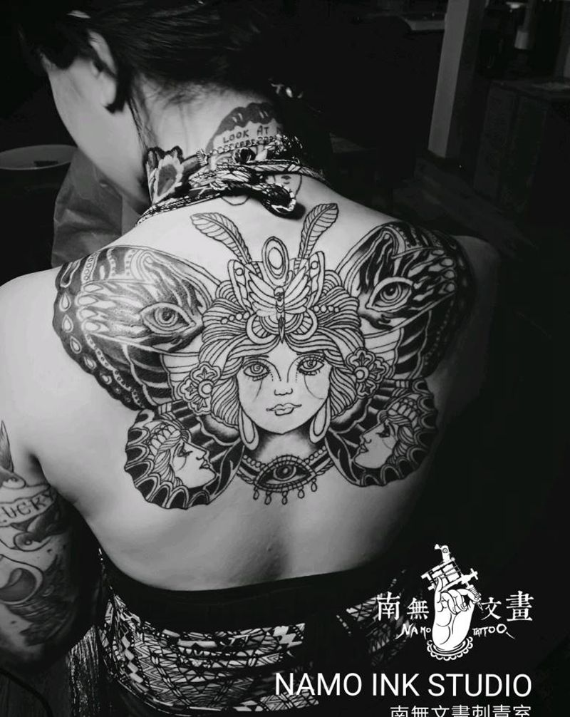 背部未完成纹身图片