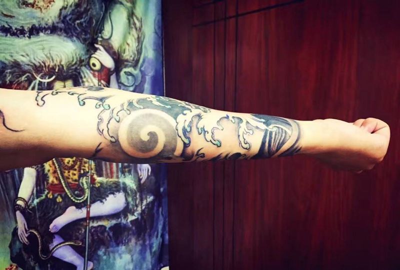 水浪包小臂纹身图片_成品手臂传统纹身图案