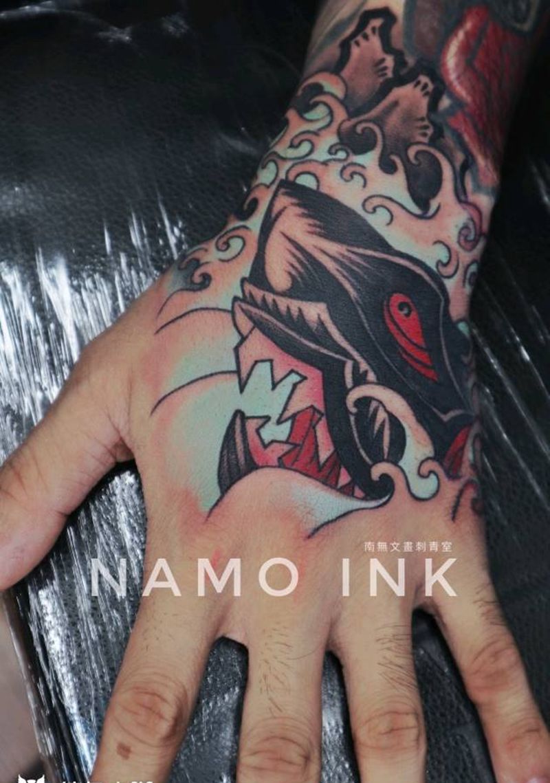 手艺人的手背纹身图片_手部Old School纹身图案