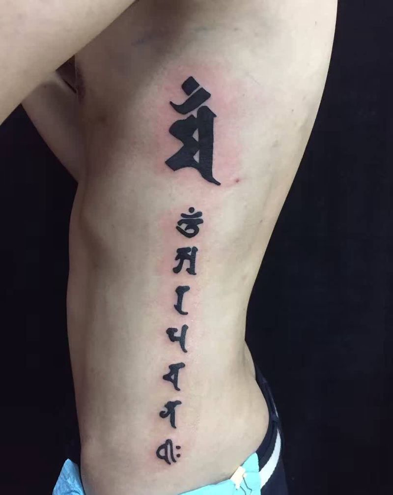 侧腰字纹身图片