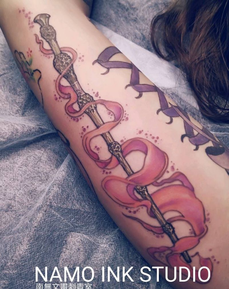 魔杖和点刺脖子纹身图片