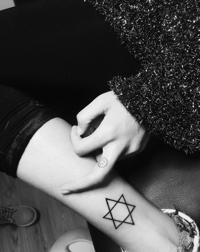 六芒星和笑脸纹身图片_成品手部脚部腿部纹身图案