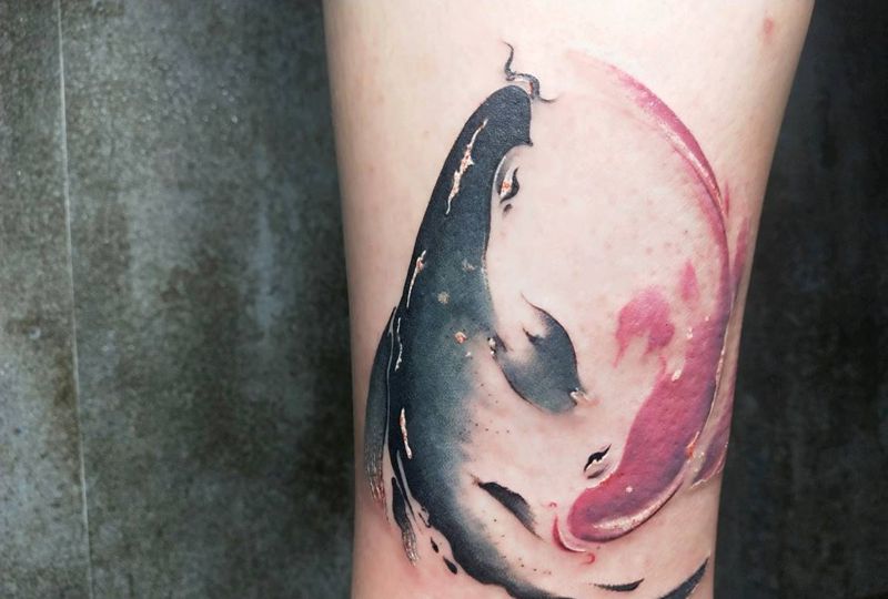 水墨小鱼纹身图片_腿部水墨鱼纹身图案