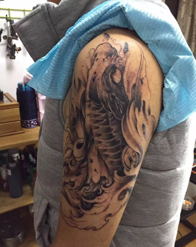 鱼和莲花纹身图片_成品手臂传统纹身图案