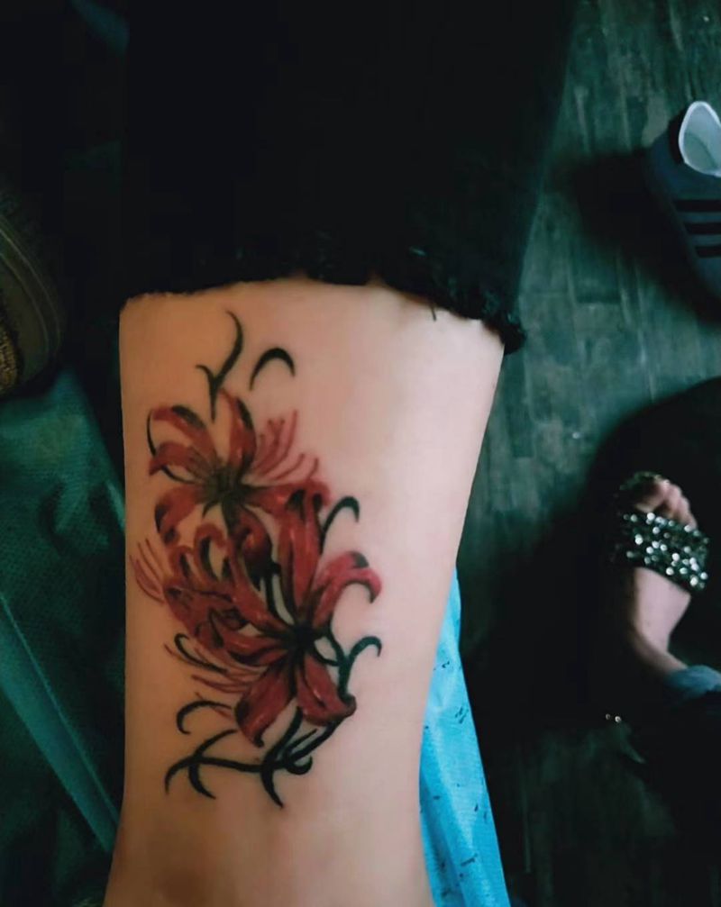 彼岸花纹身图片_脚部腿部彼岸花纹身图案