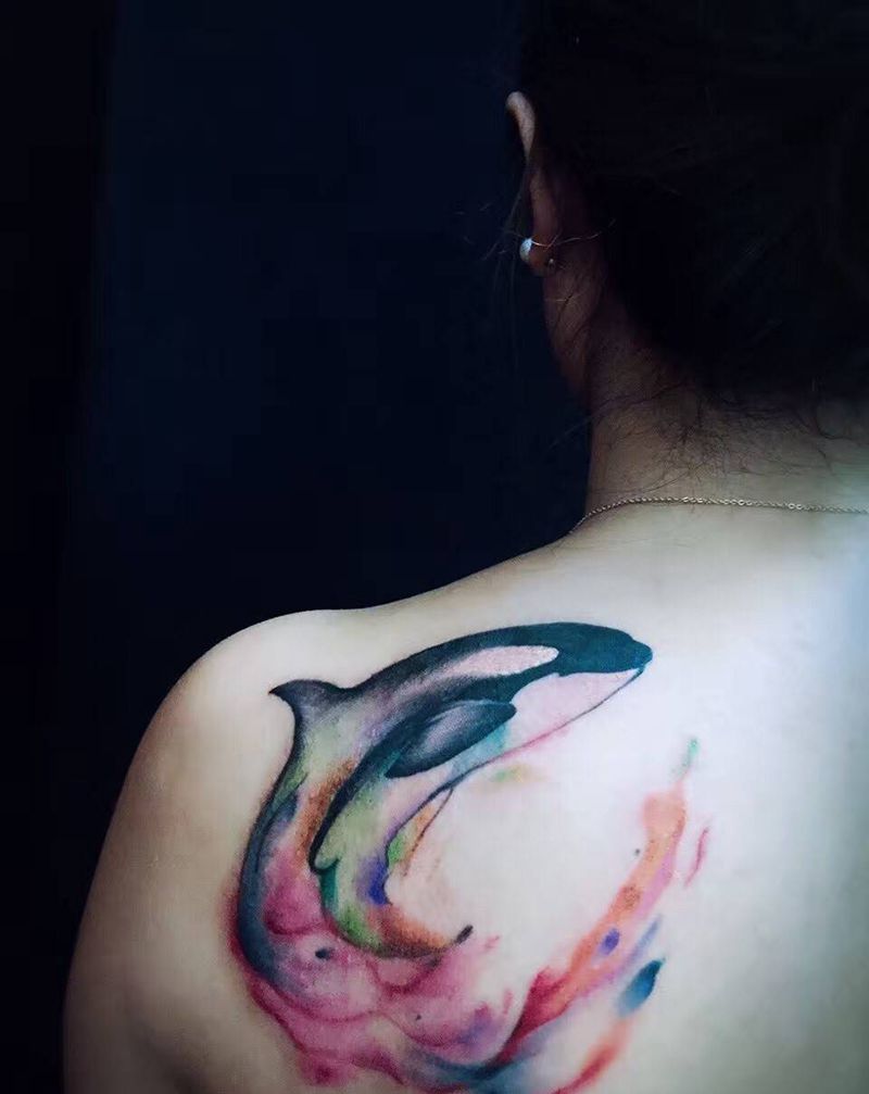 水墨鲸鱼纹身图片_背部清新动物纹身图案