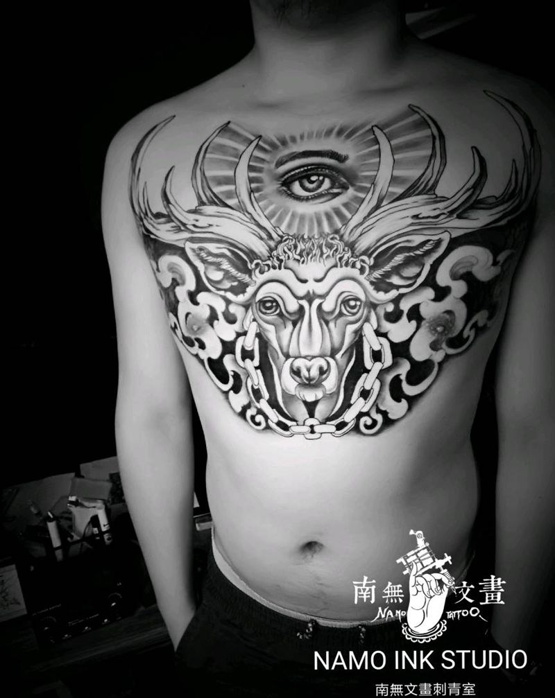 麋鹿花胸纹身图片