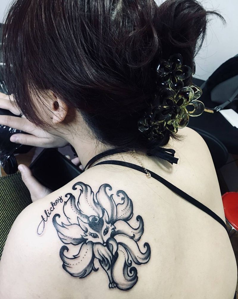 小狐狸纹身图片_成品动物背部纹身图案